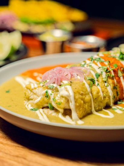 Tacos al pastor servidos en tabla de madera